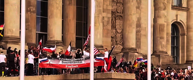 Reichsfahnen vor dem Reichstag