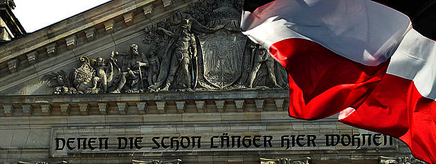 Schwarz-weiß-rote Fahne vor dem Reichstag