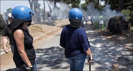 Mit Gummiknüppeln gegen protestierende Bürger Mit Gummiknüppeln gegen protestierende Bürger
